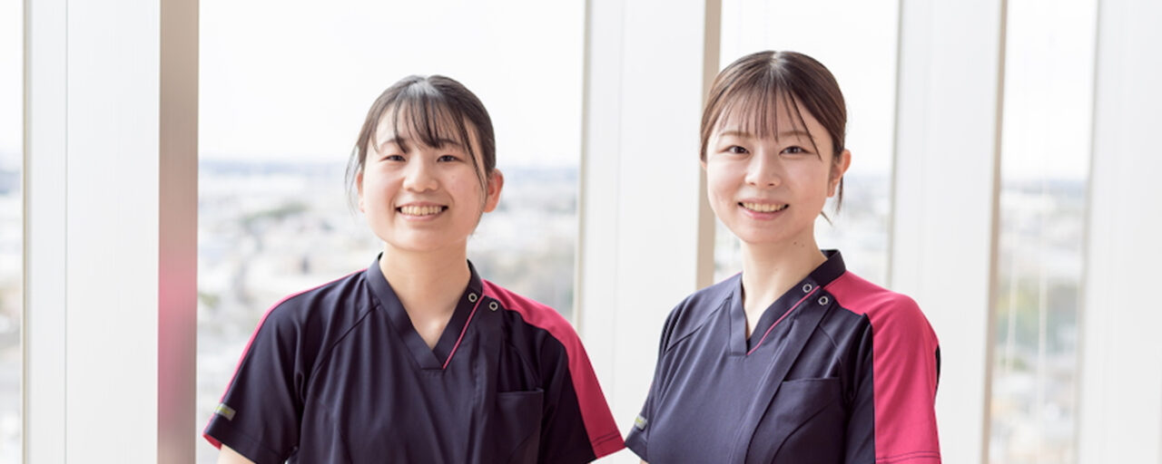 座談会に参加した看護師2名（左が先輩看護師Sさん、右が新人看護師Tさん）の集合写真