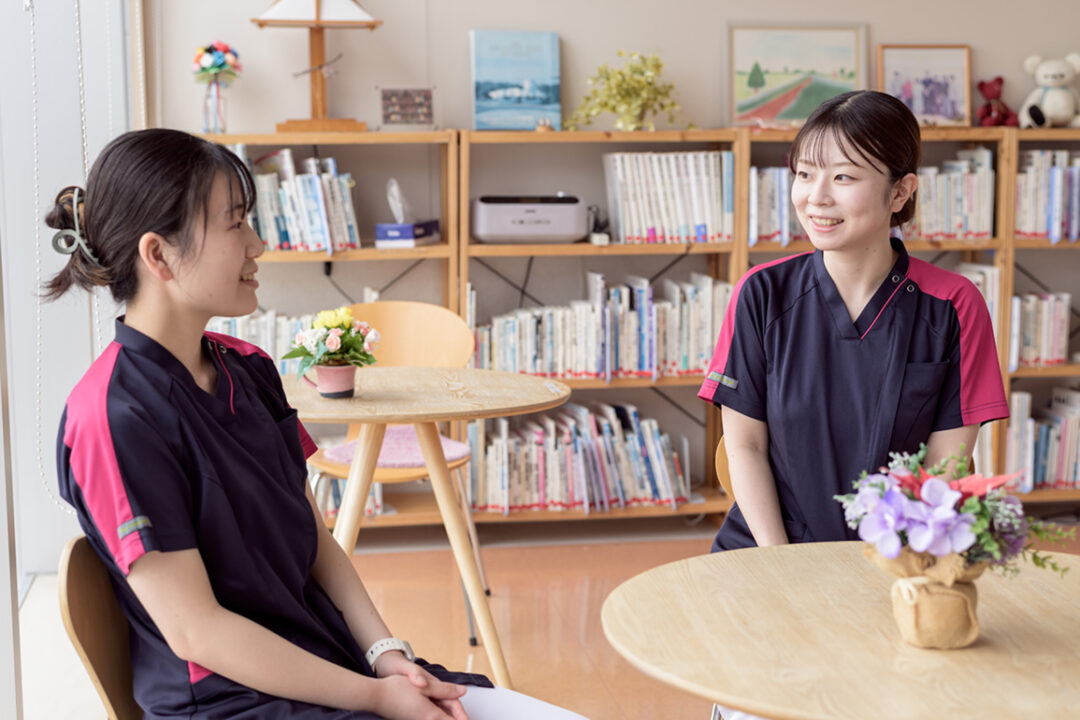 2名の看護師が笑顔で会話している様子