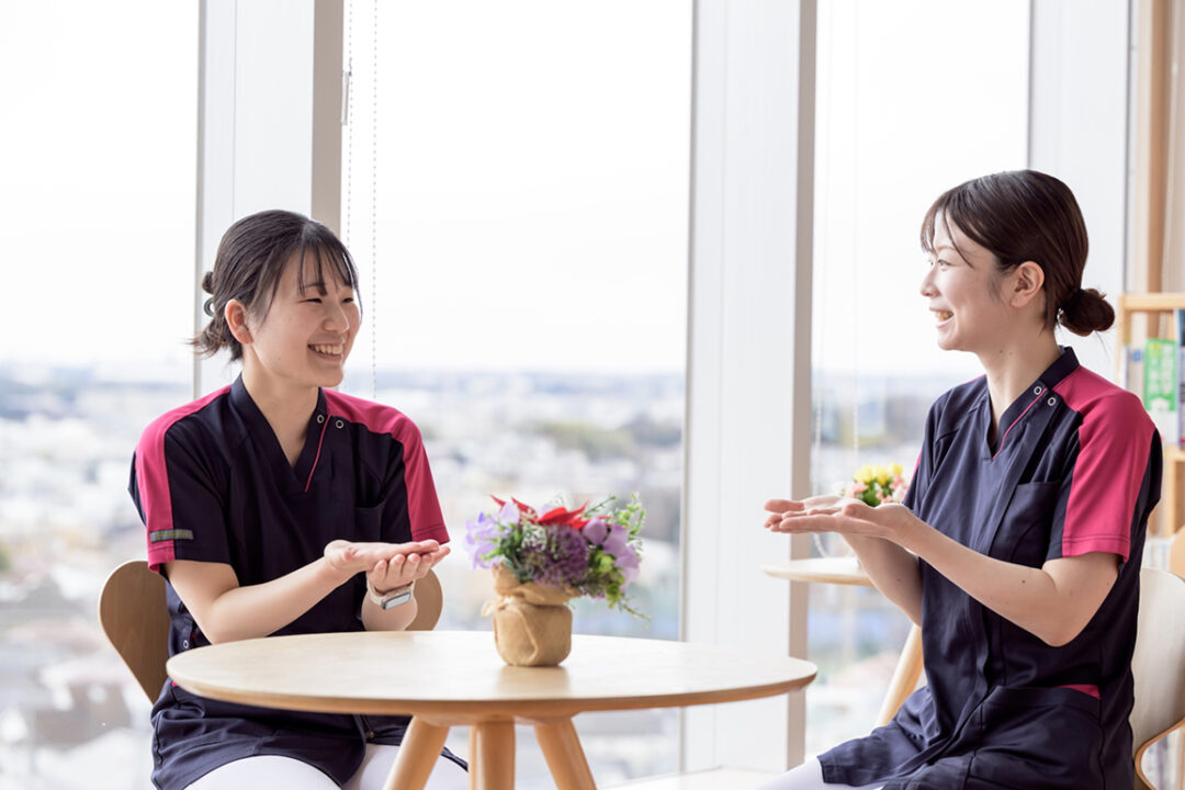 2名の看護師が笑顔で会話している様子
