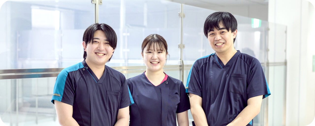 座談会に参加した看護師3名（左から、先輩看護師Yさん、新人看護師Rさん、新人看護師Tさん）の集合写真