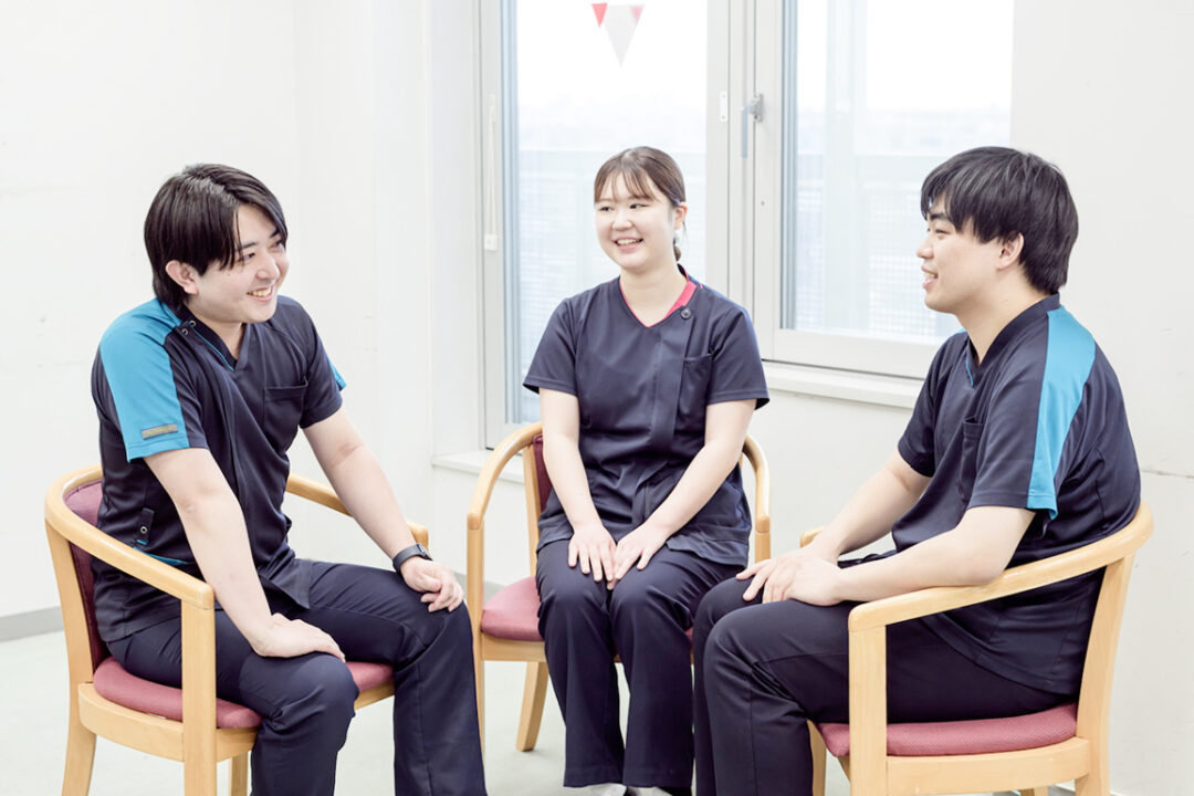3名の看護師が椅子に座ってリラックスした様子で会話している様子
