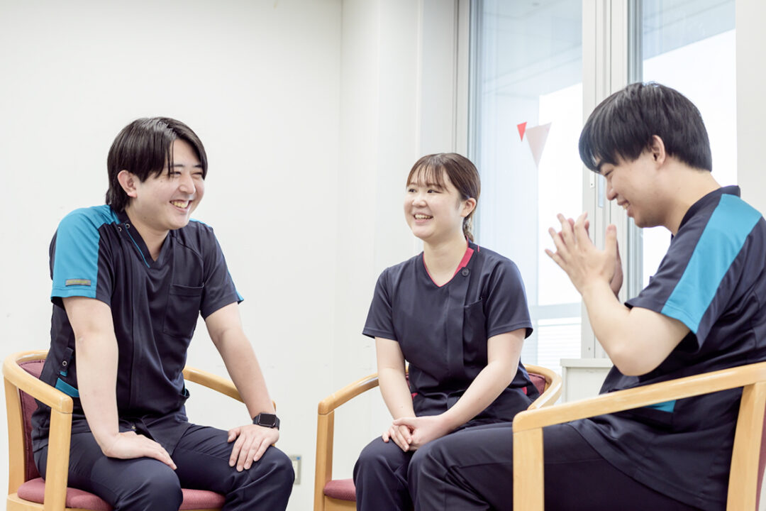 看護師3名が笑顔で話している様子