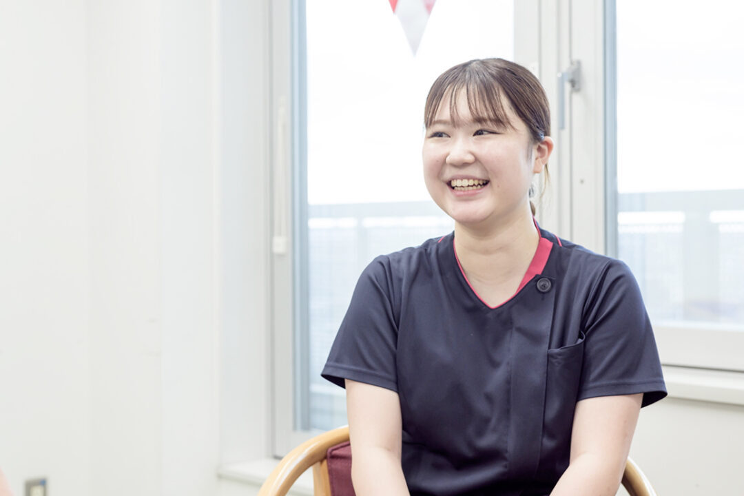 新人看護師Rさんが笑顔で話している様子