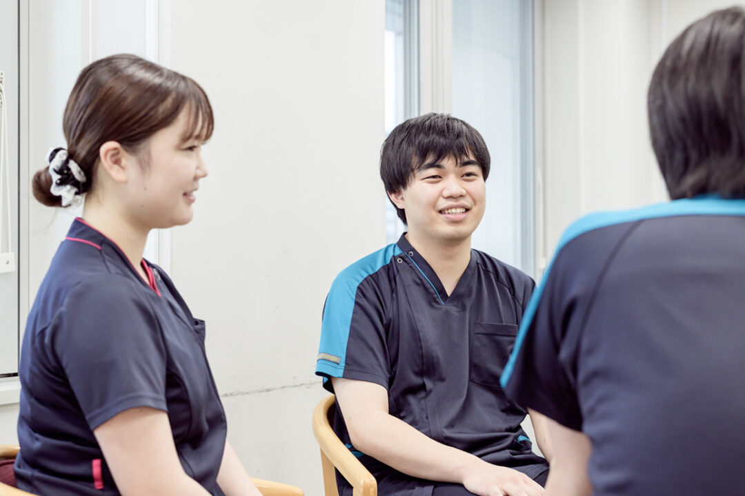 新人看護師RさんとTさんが笑顔で話している様子