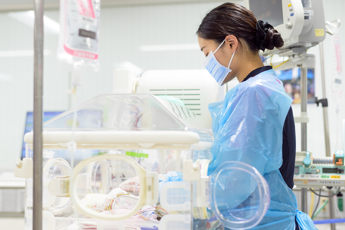 乳児の処置をしている