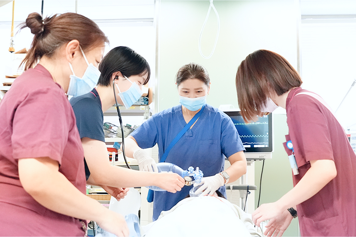 患者様の処置をしている