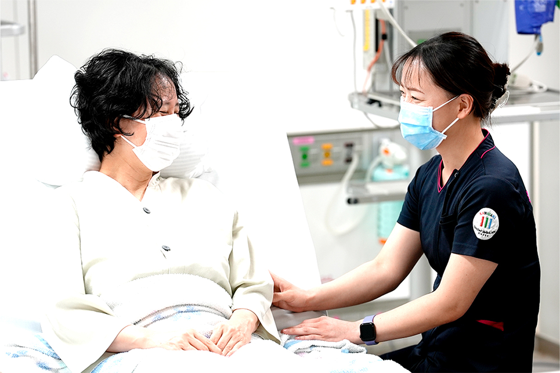 患者様と看護師が会話している