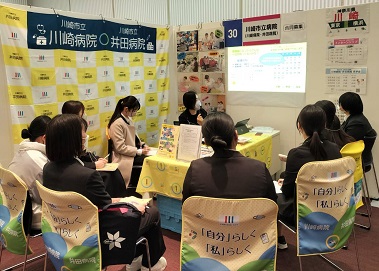 合同就職説明会イベントブースにて説明