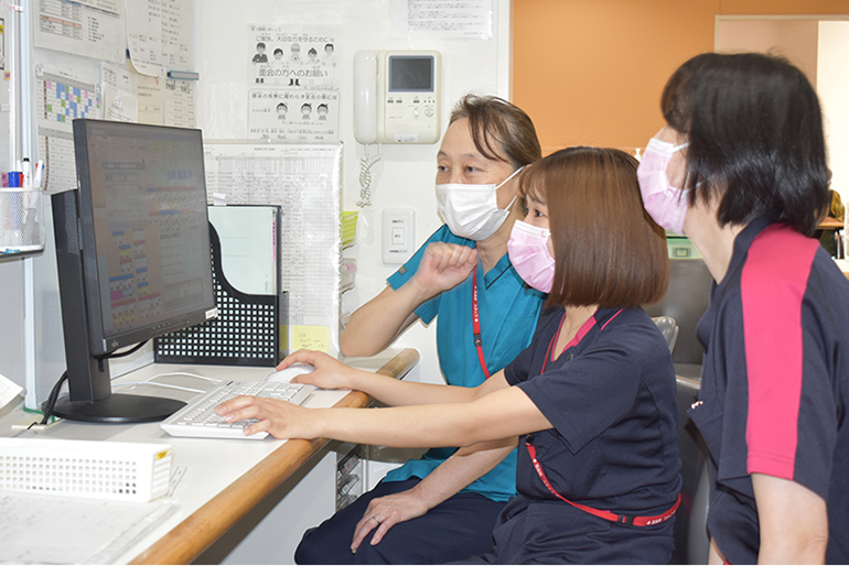 5東病棟で看護師のミーティング