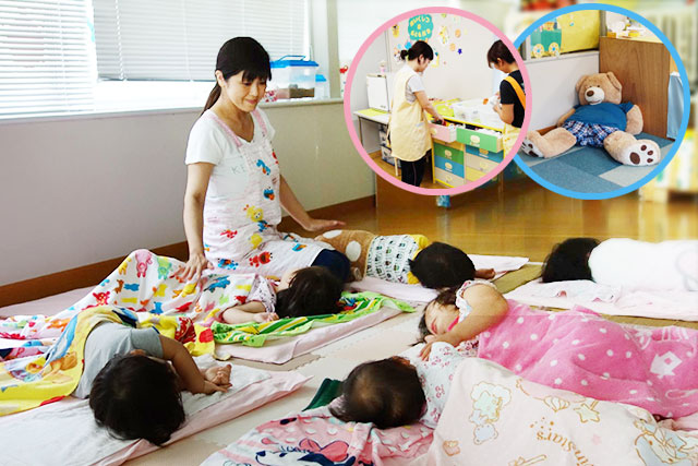 保育士に見守られながらお昼寝をしている子供たちの様子