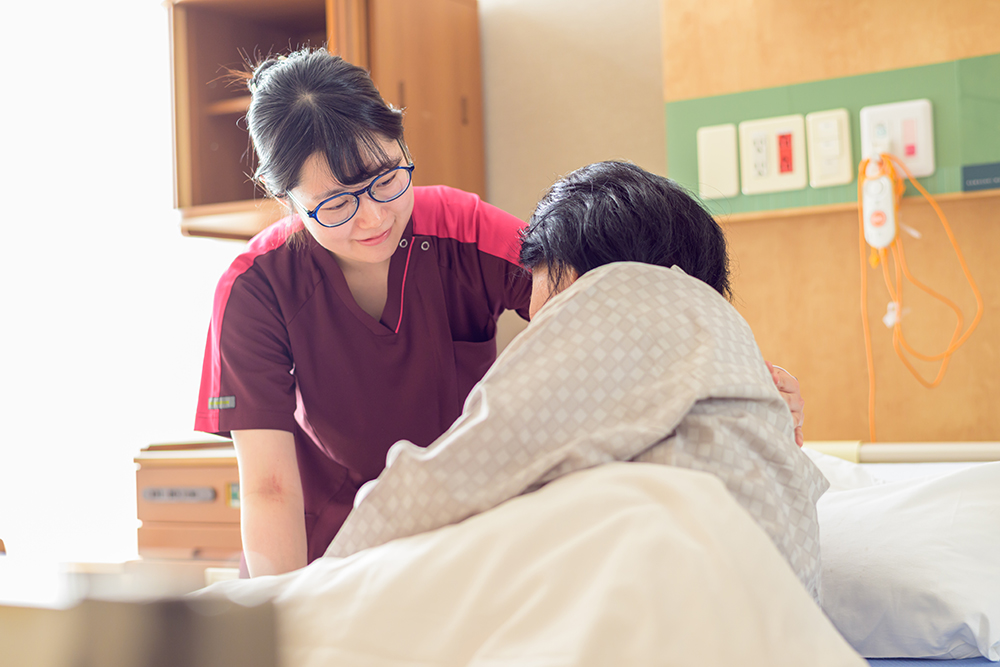 がんと向き合う、専門性の高い看護ベットでの介助