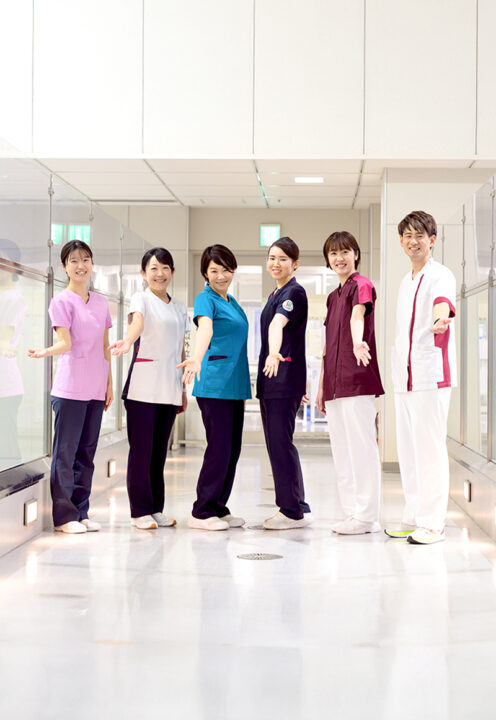 6人の看護師が笑顔で立っている